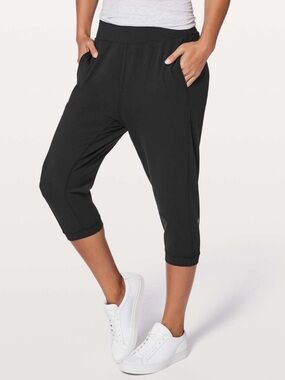 Lululemon Rejuvenate Crop 18" - Black size 2